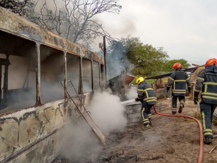 Denuncian que fue intencional el incendio de un colectivo en desuso