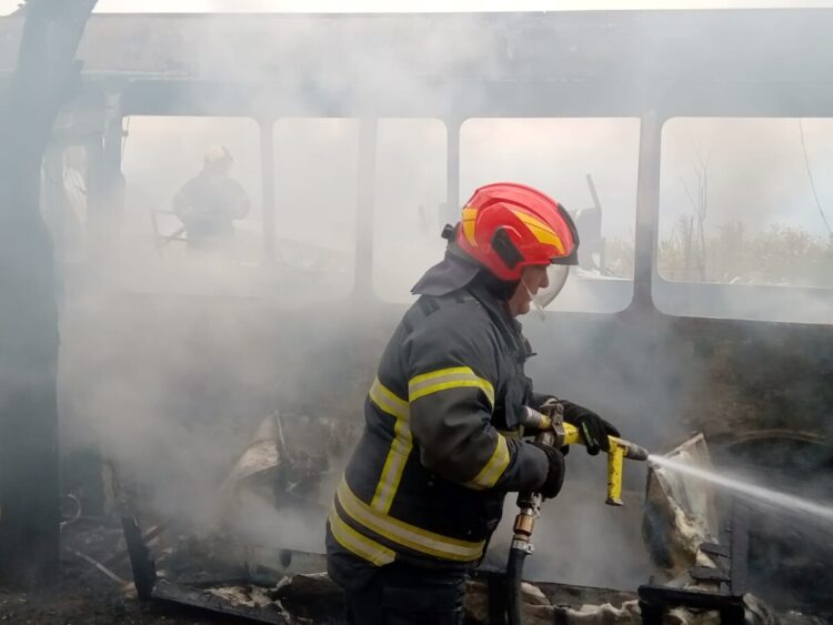 Denuncian que fue intencional el incendio de un colectivo en desuso