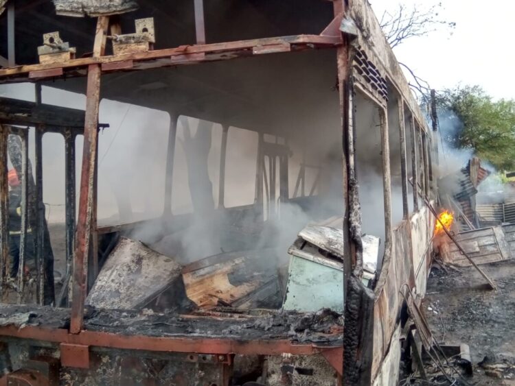 Denuncian que fue intencional el incendio de un colectivo en desuso