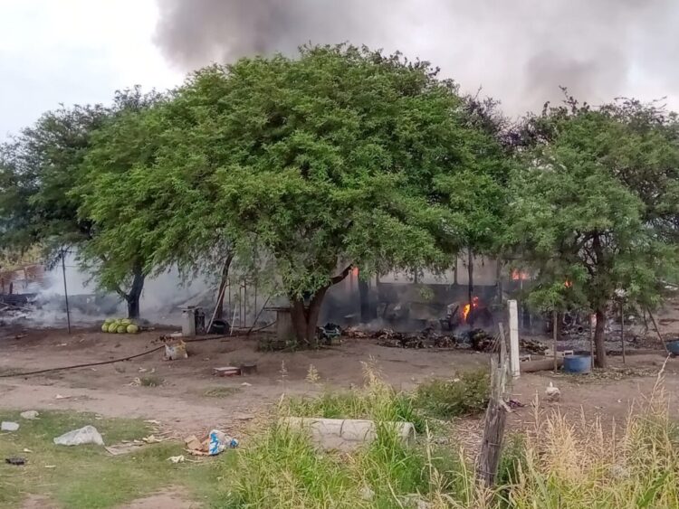 Denuncian que fue intencional el incendio de un colectivo en desuso