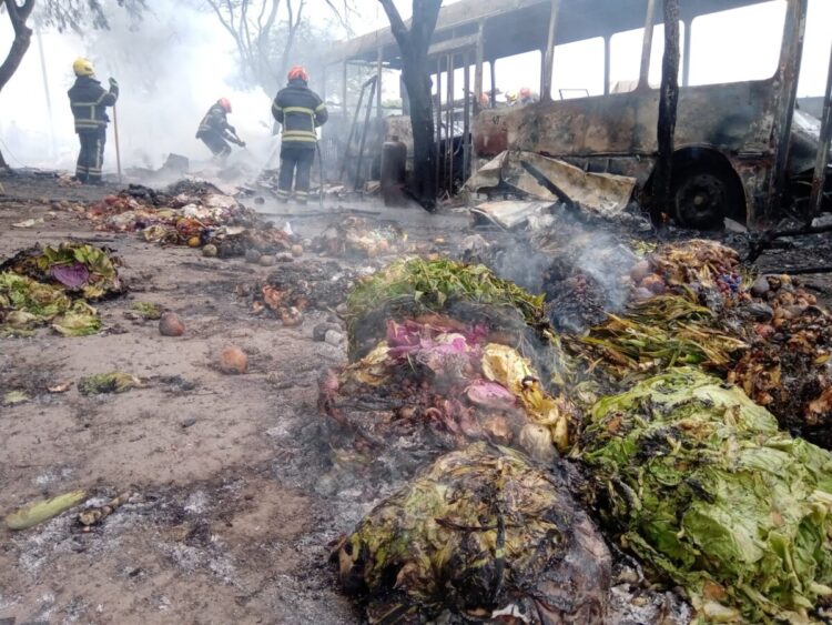 Denuncian que fue intencional el incendio de un colectivo en desuso