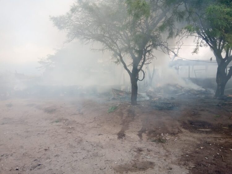 Denuncian que fue intencional el incendio de un colectivo en desuso