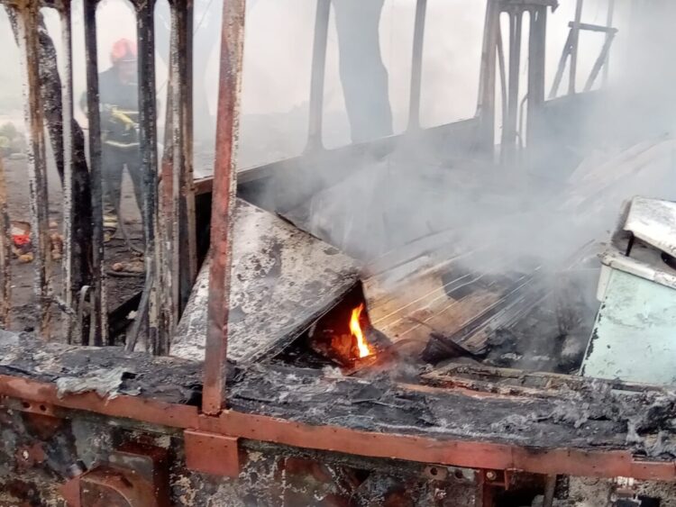 Denuncian que fue intencional el incendio de un colectivo en desuso