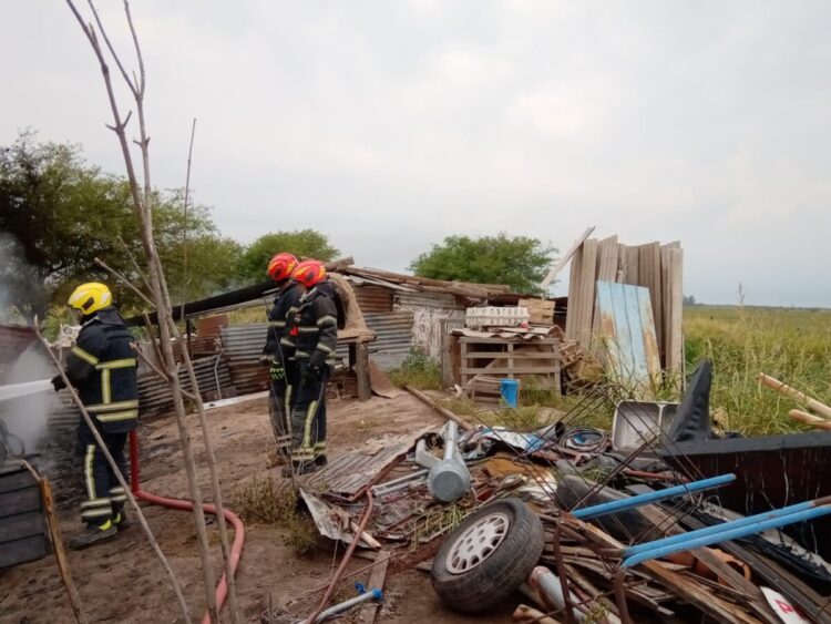 Denuncian que fue intencional el incendio de un colectivo en desuso