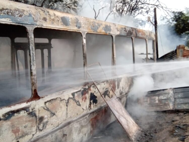 Denuncian que fue intencional el incendio de un colectivo en desuso