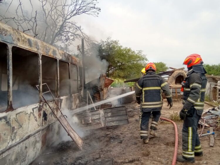 Denuncian que fue intencional el incendio de un colectivo en desuso