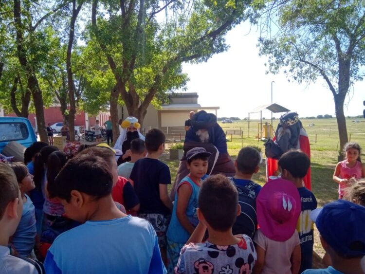 Los Reyes Magos visitaron la Escuela Municipal de Verano