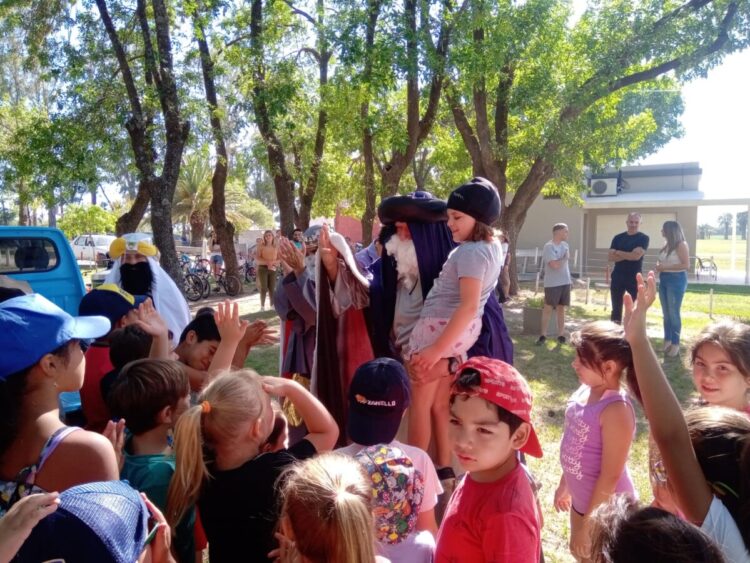 Los Reyes Magos visitaron la Escuela Municipal de Verano