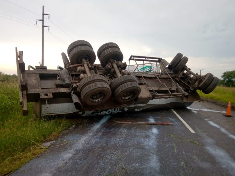 Ruta 158: volcó un camión lechero entre Las Varillas y Las Varas