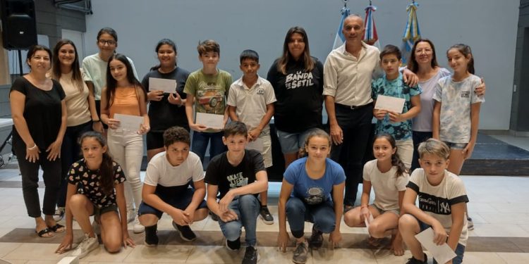 La Municipalidad entregó becas a alumnos que comienzan primer año del CBU