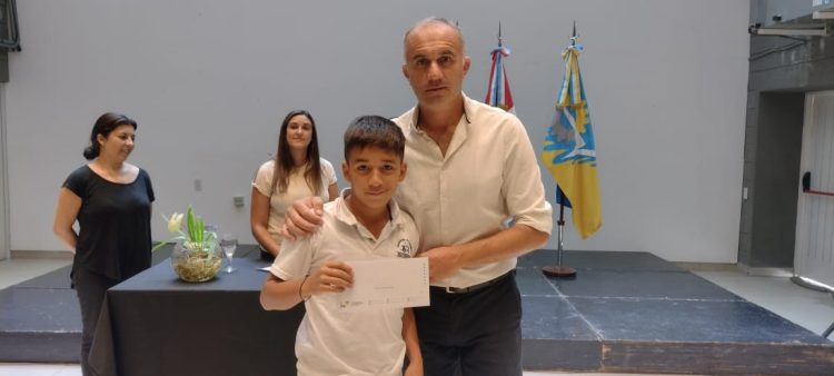 La Municipalidad entregó becas a alumnos que comienzan primer año del CBU