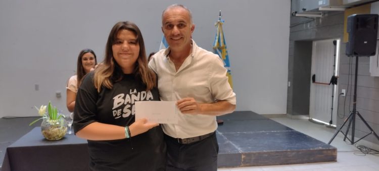 La Municipalidad entregó becas a alumnos que comienzan primer año del CBU