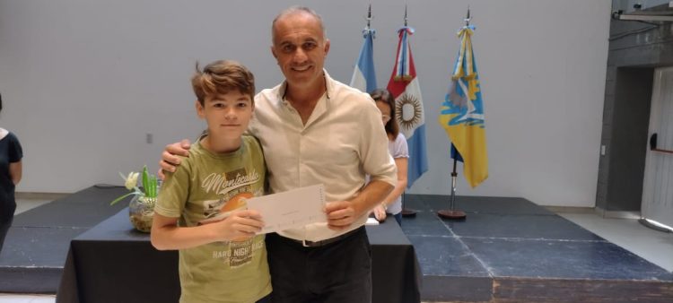 La Municipalidad entregó becas a alumnos que comienzan primer año del CBU
