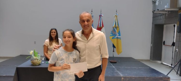 La Municipalidad entregó becas a alumnos que comienzan primer año del CBU