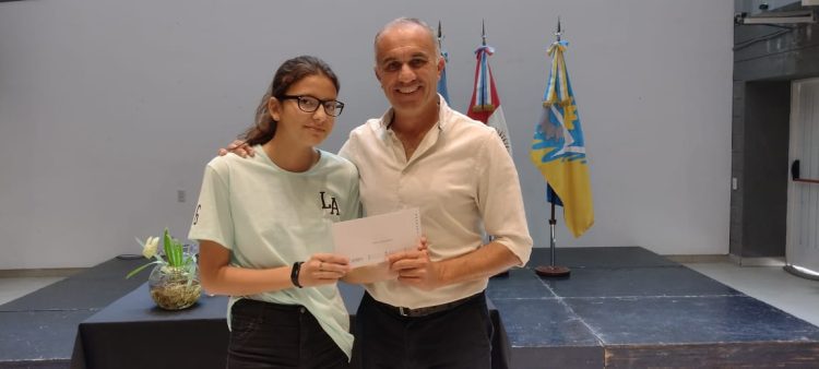 La Municipalidad entregó becas a alumnos que comienzan primer año del CBU