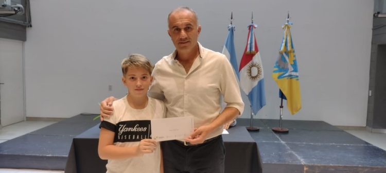 La Municipalidad entregó becas a alumnos que comienzan primer año del CBU