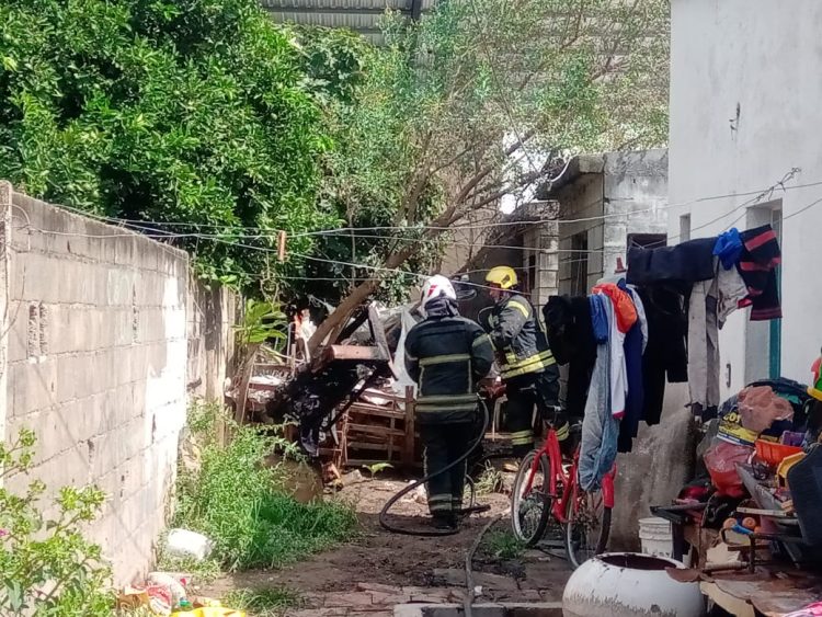 Bomberos extinguieron  incendio en una vivienda