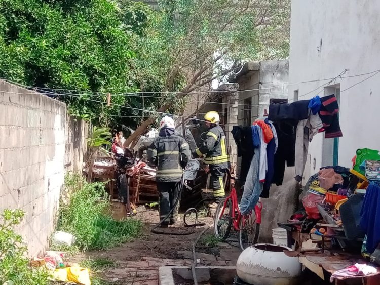 Bomberos extinguieron  incendio en una vivienda