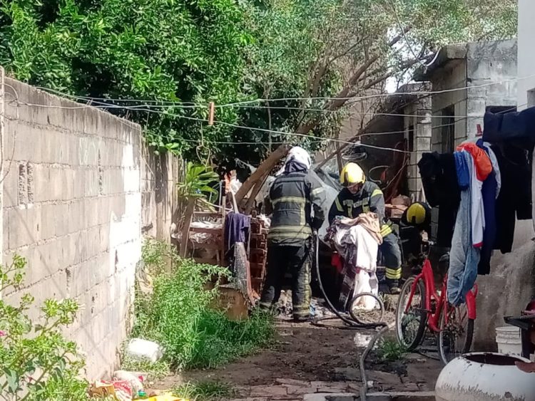 Bomberos extinguieron  incendio en una vivienda