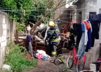 Bomberos extinguieron  incendio en una vivienda