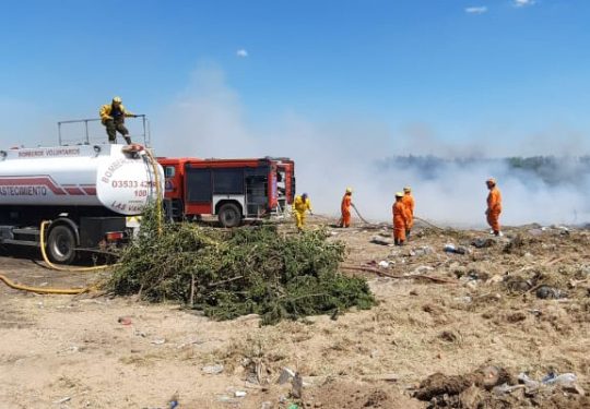 Bomberos sofocaron un incendio en el basural sur