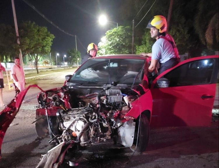 Un auto chocó a un camión en Ruta 13 y Sarmiento