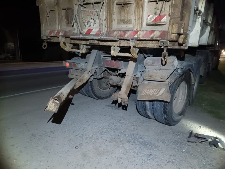 Un auto chocó a un camión en Ruta 13 y Sarmiento