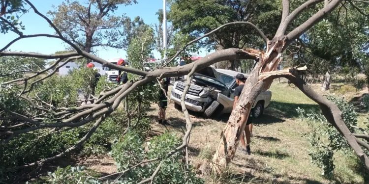 Una camioneta chocó contra un árbol en el acceso norte por ruta 158