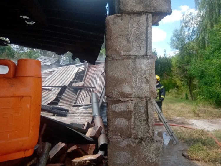Incendio en el galpón de una vivienda de calle Álvarez Luque