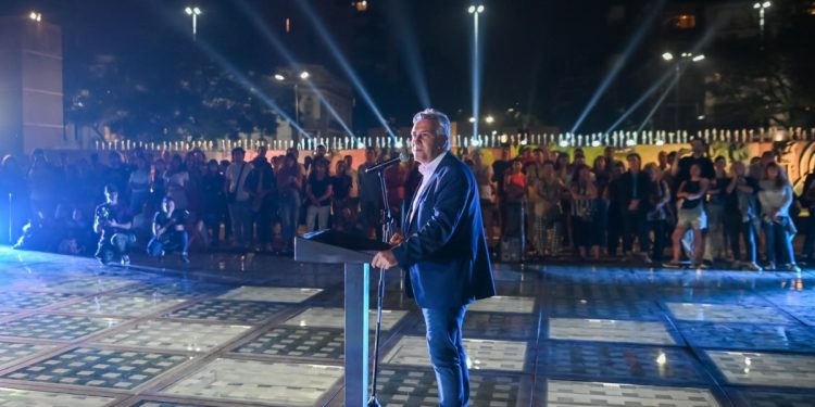 Llaryora le devolvió el esplendor a una obra abandonada, la Plaza España de la ciudad de Córdoba ahora luce totalmente recuperada