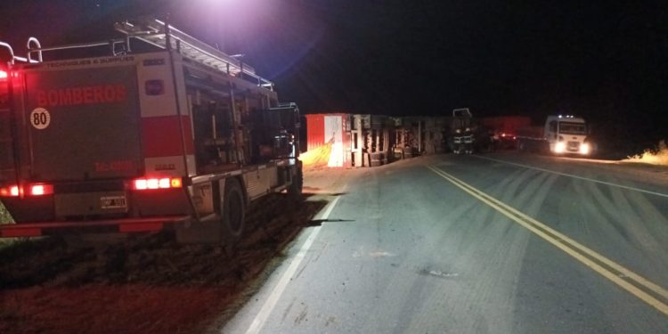 Un camión volcó sobre la Ruta 13 entre Las Varillas y El Arañado