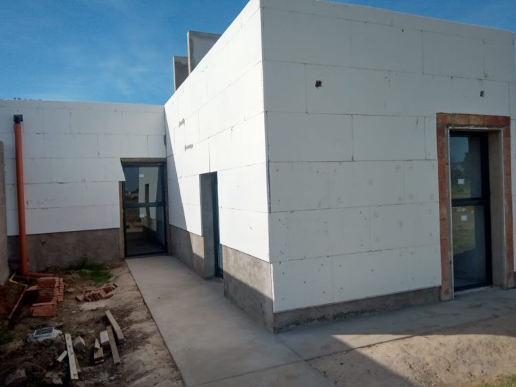 Avanza la construcción de viviendas en el loteo Aires del Este