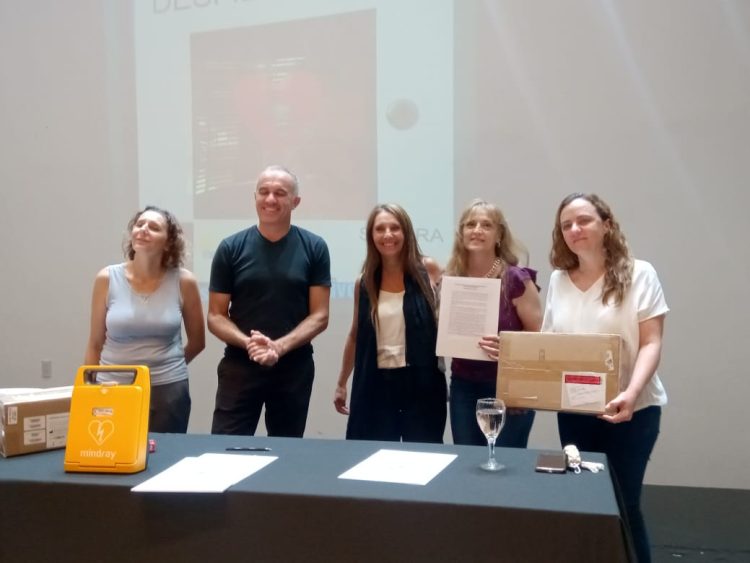 Entrega de desfibriladores a colegios de la ciudad