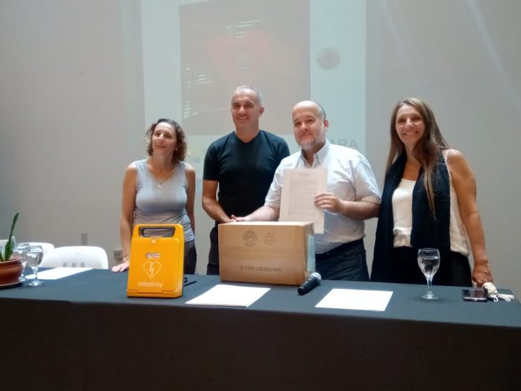 Entrega de desfibriladores a colegios de la ciudad