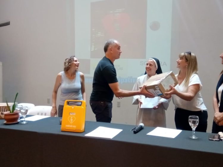Entrega de desfibriladores a colegios de la ciudad