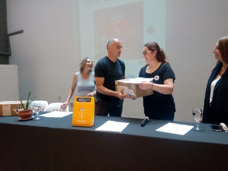 Entrega de desfibriladores a colegios de la ciudad