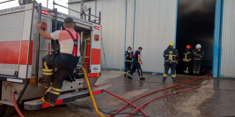 Ardió en el Sector Industrial Planificado un acoplado cargado con carbón