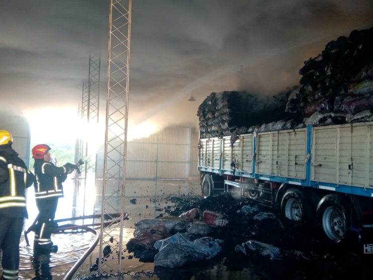 Ardió en el Sector Industrial Planificado un acoplado cargado con carbón