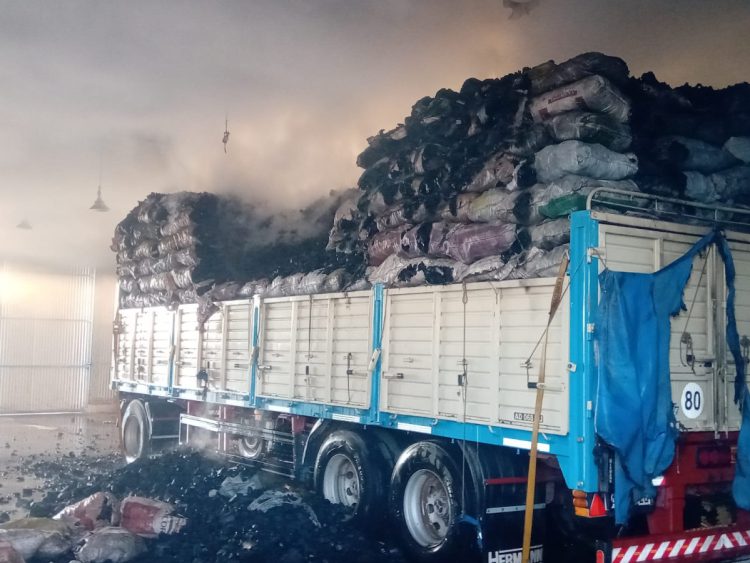 Ardió en el Sector Industrial Planificado un acoplado cargado con carbón
