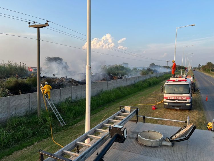 Extinguieron incendio de gran magnitud en Las Varas
