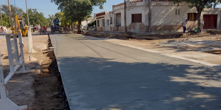 Reparan el pavimento en la esquina de  Alberdi y Antártida