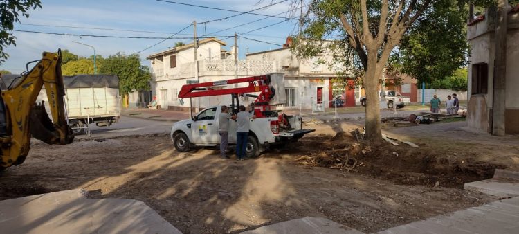 Reparan el pavimento en la esquina de  Alberdi y Antártida