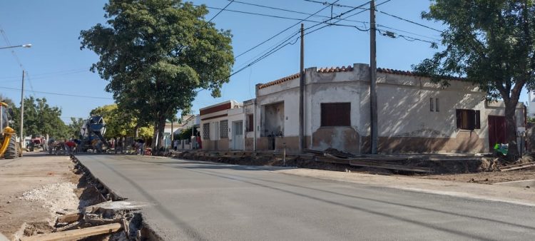 Reparan el pavimento en la esquina de  Alberdi y Antártida