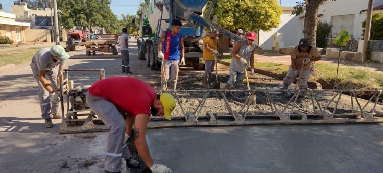 Reparan el pavimento en la esquina de  Alberdi y Antártida