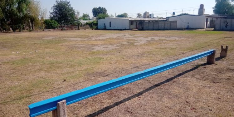 Repusieron un riel que había sido robado de un espacio verde