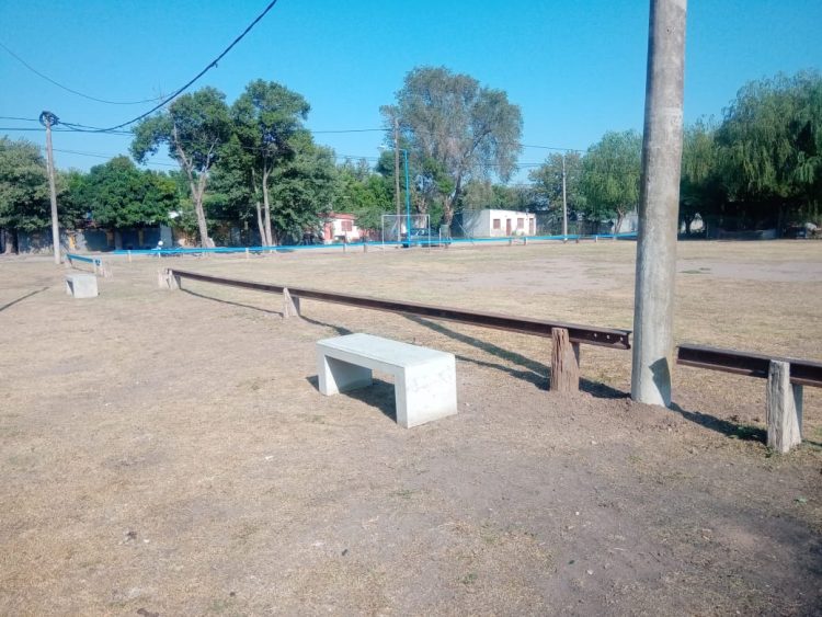 Repusieron un riel que había sido robado de un espacio verde