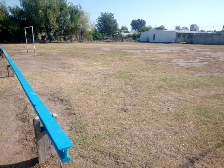 Repusieron un riel que había sido robado de un espacio verde