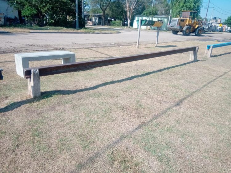 Repusieron un riel que había sido robado de un espacio verde