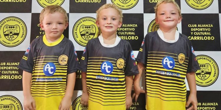 Los trillizos Clara debutaron en la Alianza Carrilobo