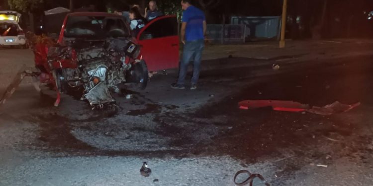 Un auto chocó a un camión en Ruta 13 y Sarmiento